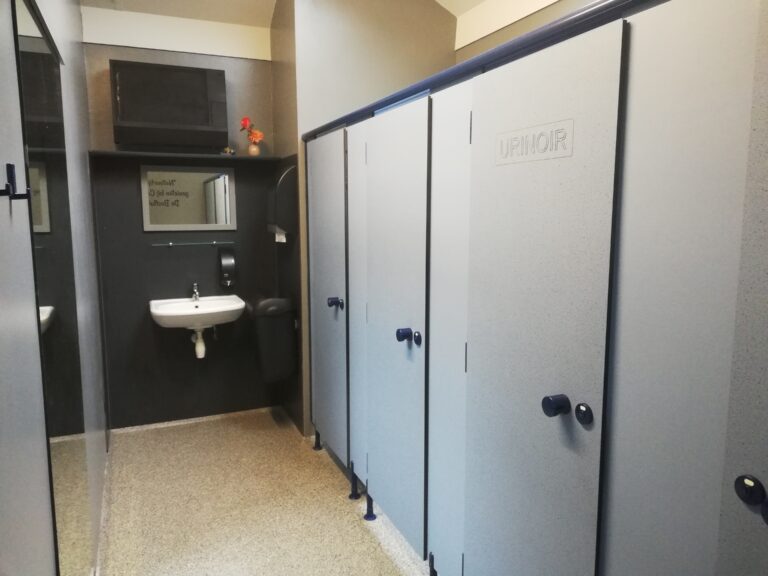 De wc's in het Sanitairgebouw op Camping de Bosfluiter
